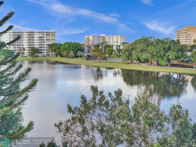 Building Photo - 2751 N Palm Aire Dr