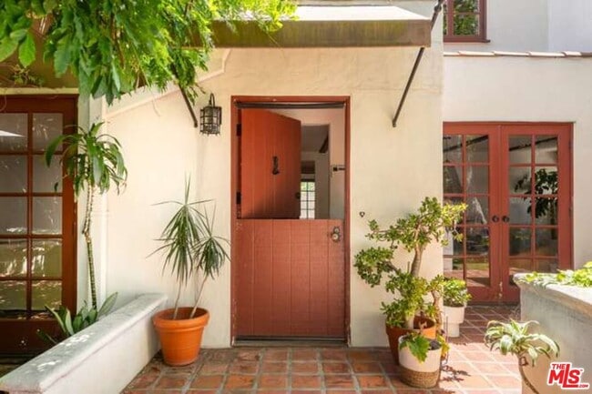 Building Photo - 344 Entrada Dr