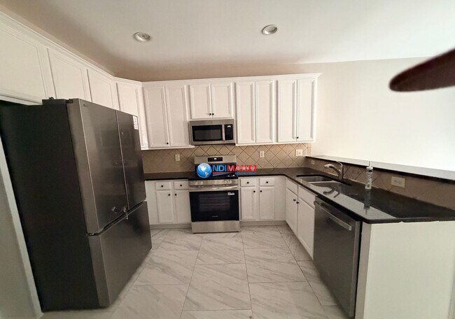 Foto del edificio - Spacious 4-bedroom house with fenced, FENCED backyard, Master on Main. Plus BONUS Room