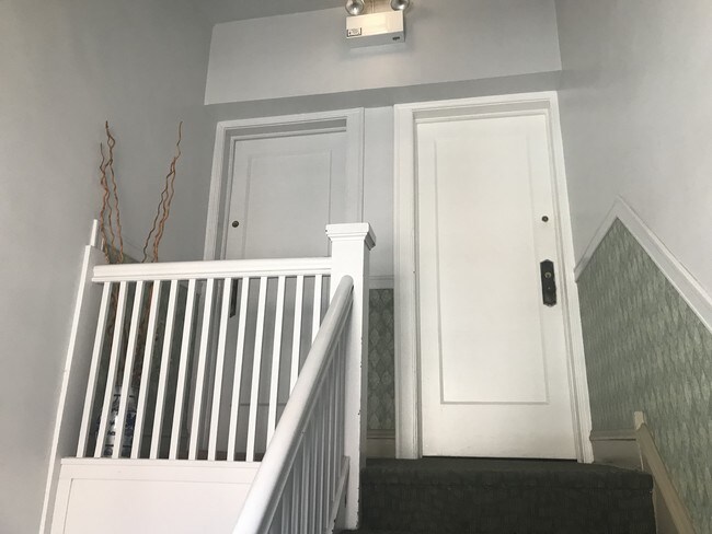Building Photo - 549 W Addison St