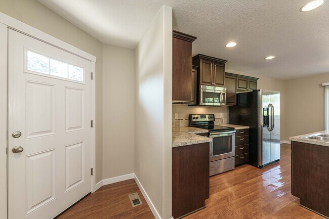 Building Photo - 3 Bedroom 2.5 Bath Town Home