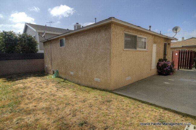 Building Photo - t1718 Huntington