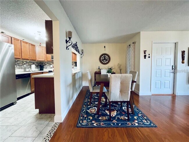 Foto del edificio - 1723 Pine Ridge Rd