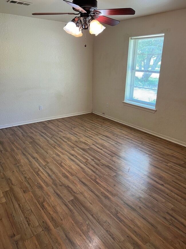 Building Photo - 301 Sandy Ln