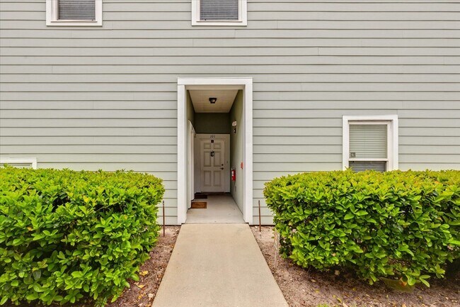Building Photo - Modern 3 Bed, 2.5 Bath Townhouse in Windso...