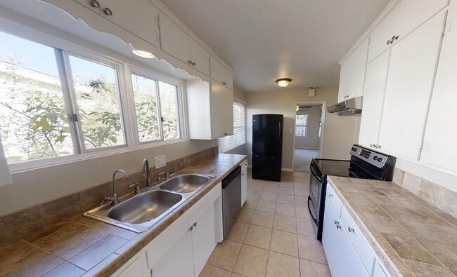 Building Photo - 6165 Mary Ln Dr