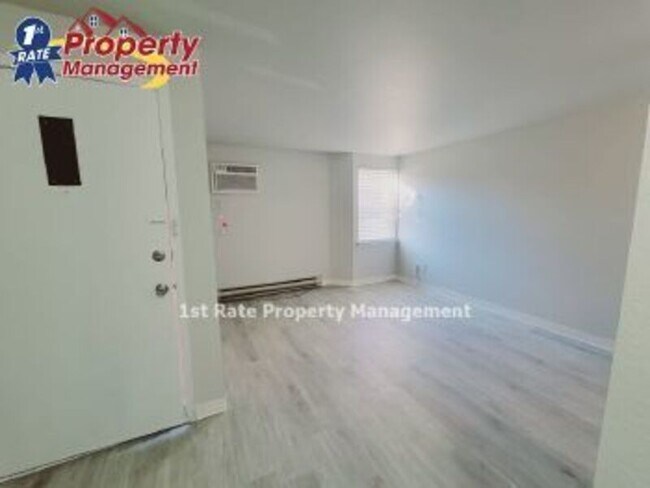Foto del edificio - 1681 N Laurel St