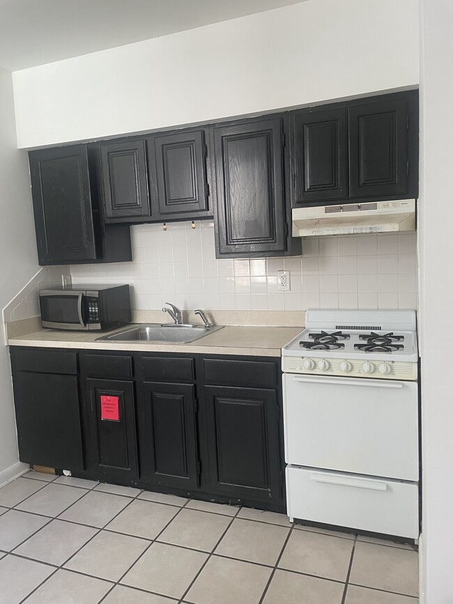 Kitchen - 2150 N Carlisle St