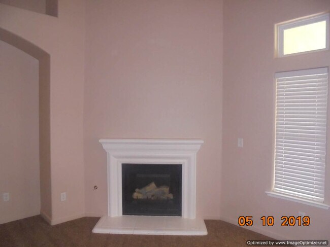 Foto del edificio - GORGEOUS! Sanger 4/2 With 3 Car Garage!