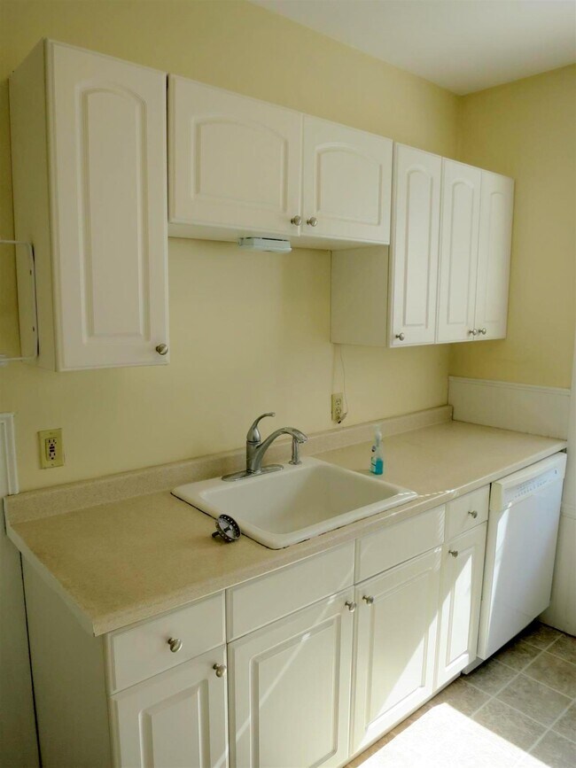 Building Photo - 36 Standish St