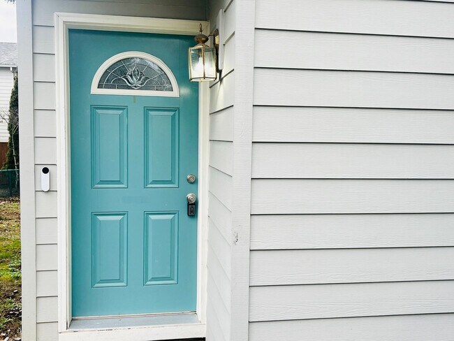 Building Photo - *Half off the second full month of rent!* Spacious Home Near Washington Square