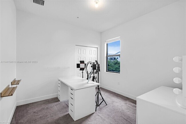 Building Photo - 3 br, 2 bath House - 8175 NW 104th Ave Apt 28