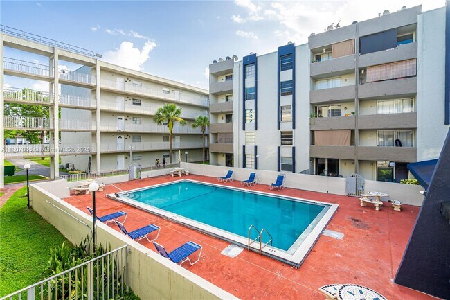 Foto del edificio - 10000 NW 80th Ct