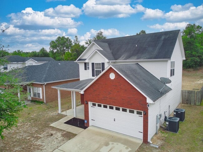 Building Photo - 3 Bedroom with a Fabulous Florida Room in ...