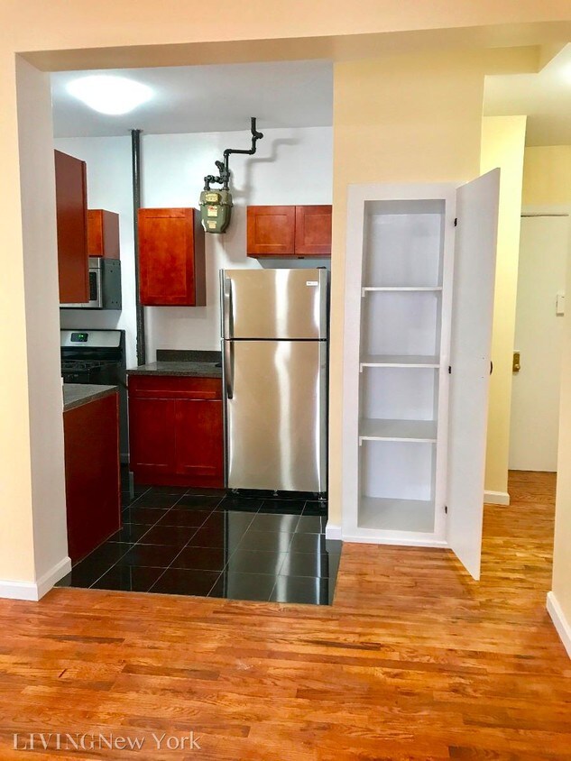 Primary Photo - 19 E 109th St