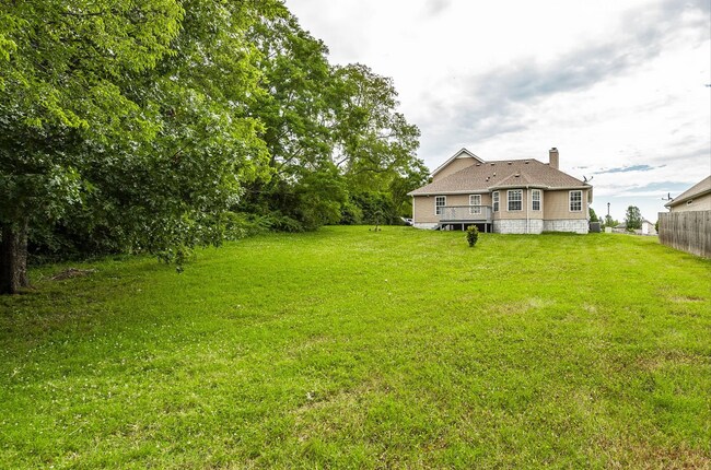 Foto del edificio - 3 Bed w/Bonus, Large Yard in Sought After ...