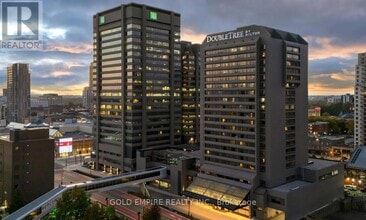 Building Photo - 300 King St