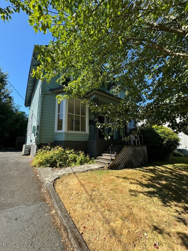 Building Photo - 3236 SE Alder St