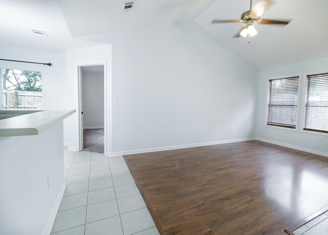 Building Photo - 206 Parkwood Cir