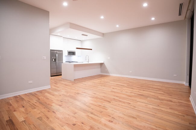 Building Photo - 1028 N California Ave