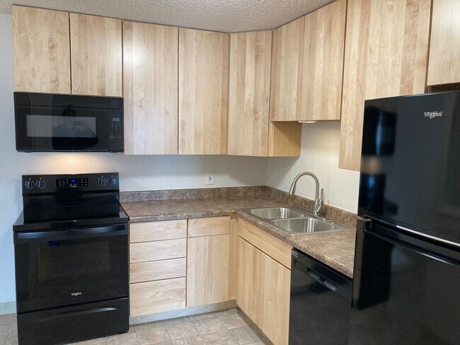 Foto del edificio - BEAUTIFUL 3-BR, 2-BA Condo with Everything Completely Remodeled! Everything Brand New! Views of O...