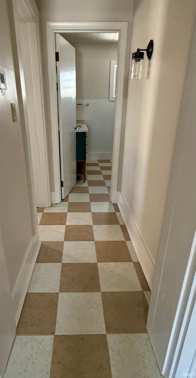 Building Photo - 921 S Washington St