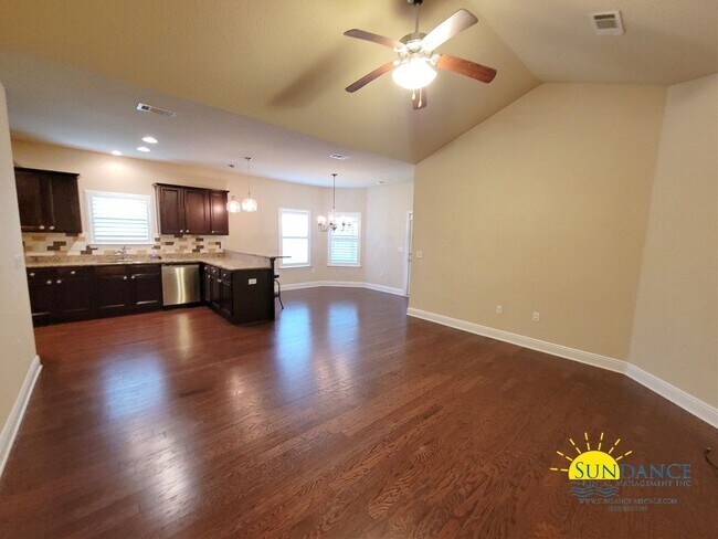 Building Photo - Stunning 4 bedroom located in the desirabl...