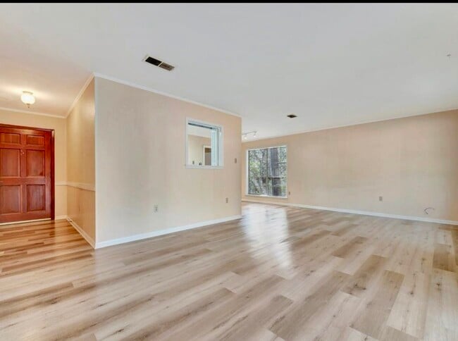 Building Photo - 1529 Shelton Dr