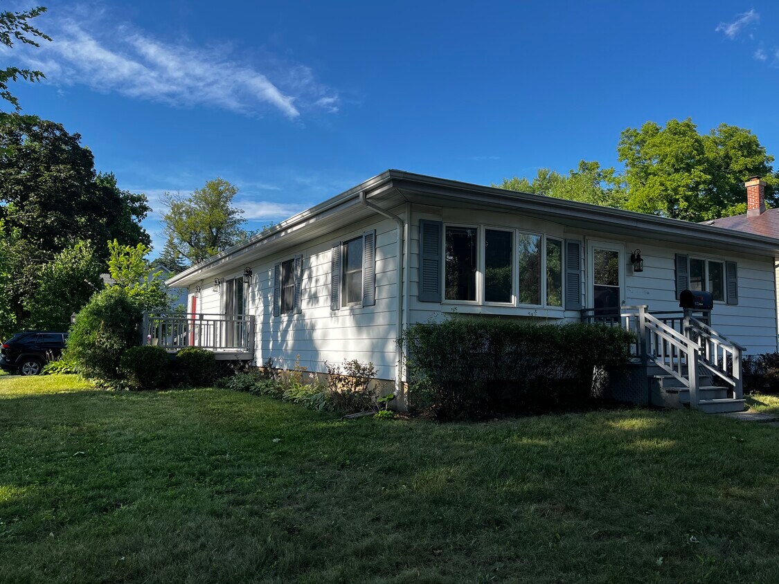 122 Stewart Ave, Woodstock, IL 60098 House Rental in Woodstock, IL