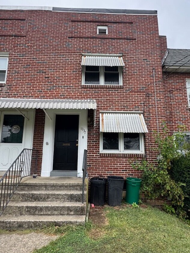 Primary Photo - 2 Bedroom Townhome with Detached Garage