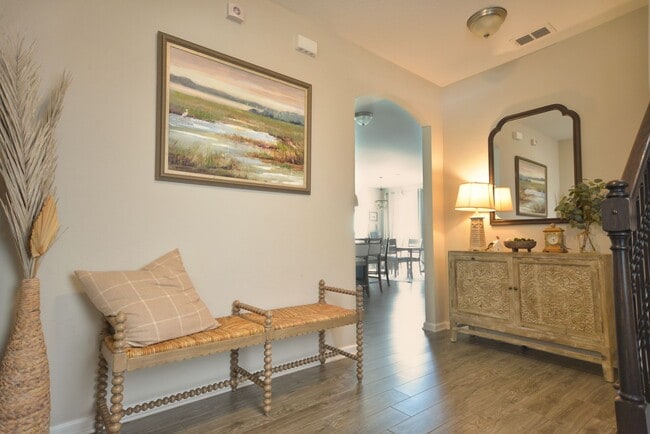 Foto del edificio - Beautiful Pond-Front Home Near Amelia Concourse