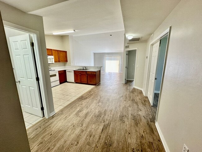 Building Photo - 2 Bedroom + Den, 2 Bath Duplex!