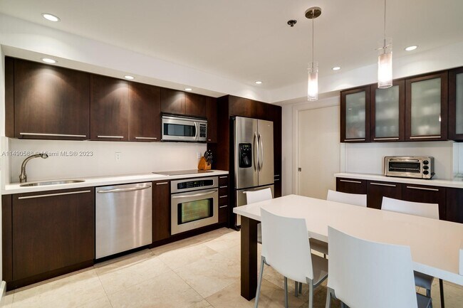 Foto del edificio - 251 Crandon Blvd