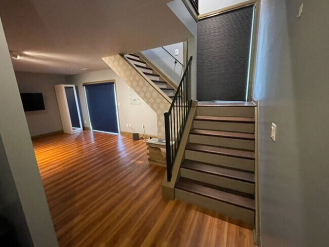 Building Photo - Spacious Townhome 2Bed/1Bath- Available July 1