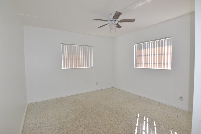 Foto del edificio - 2472 NE 5th Ave