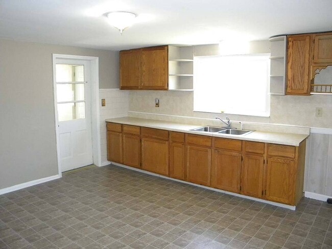 Building Photo - Charming Ranch with Fireplace, 2 Garages & Large Yard