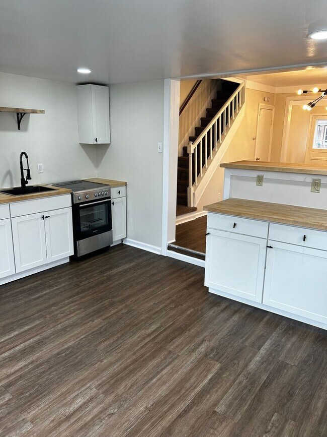 Building Photo - 3 Bed/1Bath, w/Yard- Rent Ready in Pottsto...