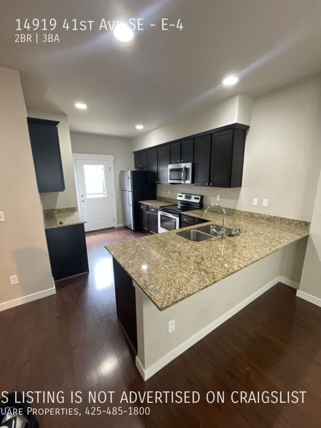 Building Photo - Don't miss out on this luxury town home! 2...