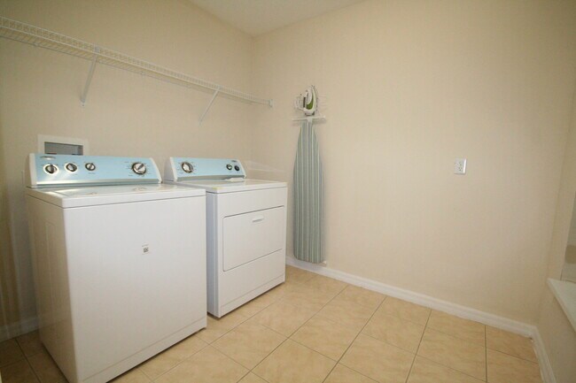 Lavadora/secadora en el apartamento - 2623 Emerald Lake Ct