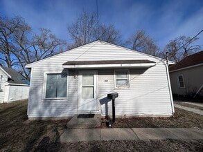 Building Photo - 907 Maple St