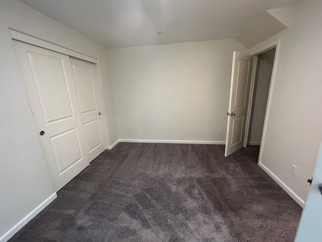 Building Photo - Spacious 5 Bedroom 4 Bathroom in Tulare!!