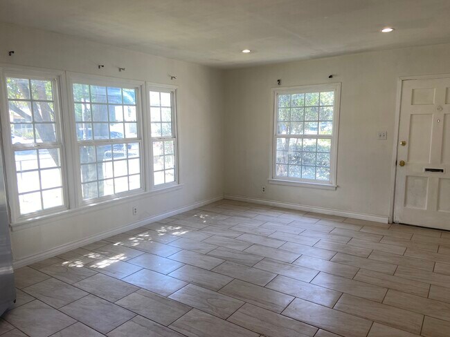 Foto del edificio - 7002 Hazeltine Ave