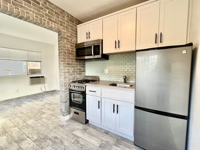 Foto del edificio - 7411 Willoughby Ave