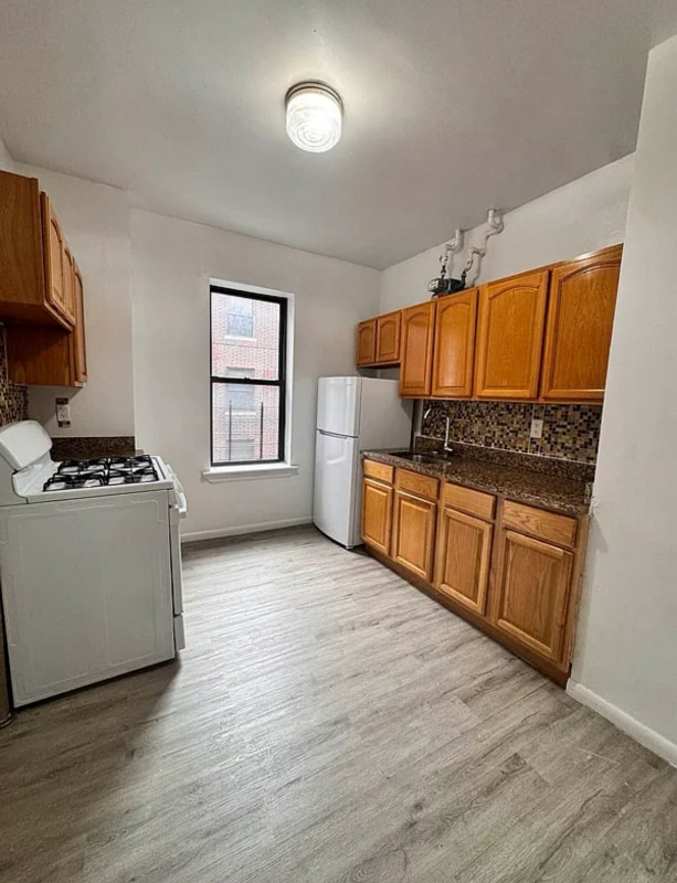 Foto del edificio - 2851 Valentine Ave