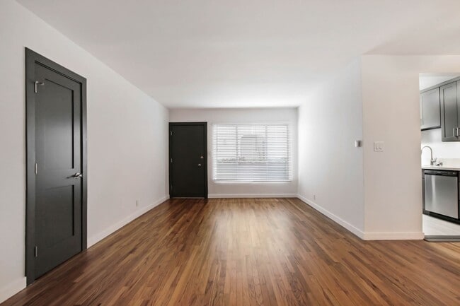 Building Photo - 917 5th St