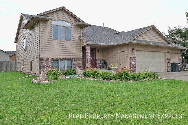 Building Photo - Large 4 bedroom 3 bathroom house with a fenced in yard