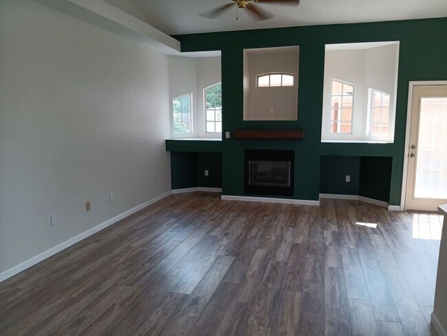 Foto del edificio - Spacious 4-bedroom, 2-bathroom home! Comin...