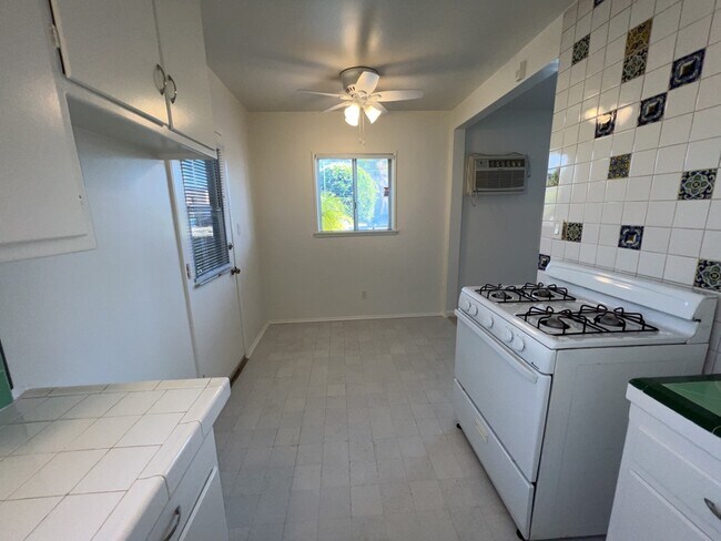 6243 #3 - Cocina - Sierra Apartments