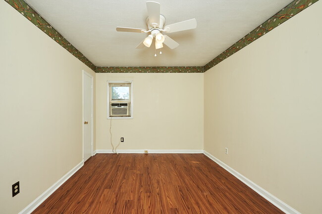 Building Photo - 212 E Hillcrest Dr
