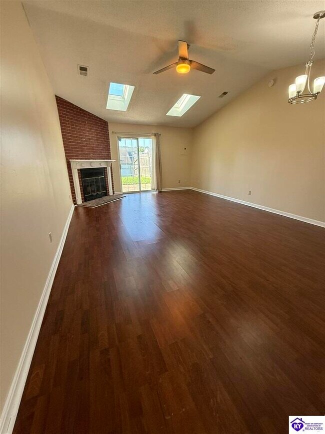 Foto del edificio - 512 Independence Ct